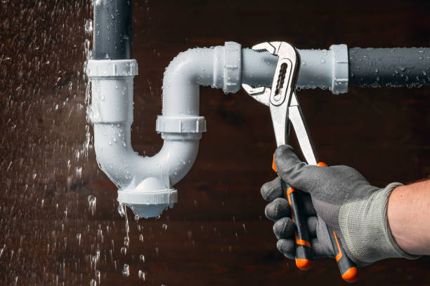 Professional Emergency Plumber technician working in Comstock Park, MI